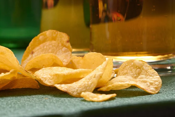 Potato Chips Beer Green Background Close — Stock Photo, Image