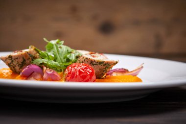 doldurulmuş tavuk fileto beyaz tabakta yakın çekim 