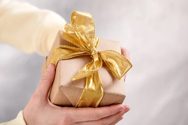 Handen Houden Van Ambachtelijke Geschenkdoos Close — Stockfoto