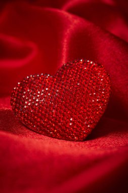 Sevgililer günü, güzel kırmızı dekoratif kalp yakın çekim