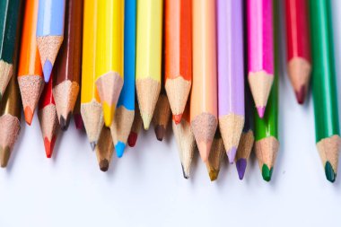 Beyaz arka plan üzerinde izole renkli kalemler ürün yelpazesine yakın çekim 