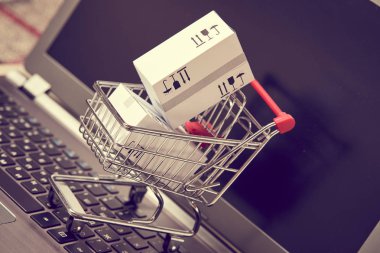 alışveriş sepeti laptop klavye üzerinde teslim ambalaj kutuları