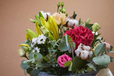 Güzel buket çiçek bej renkli arka plan üzerinde yakın çekim 