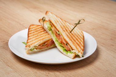 jambon beyaz tabakta sandviçle yakın çekim 