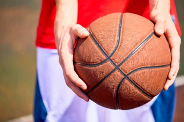 Basketbol elinde tutan adam görünümü Kapat