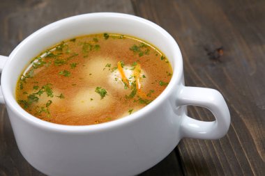 çorba köfte beyaz kase ile yakın çekim 