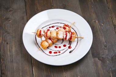 sopa beyaz tabakta tatlı yakın çekim 
