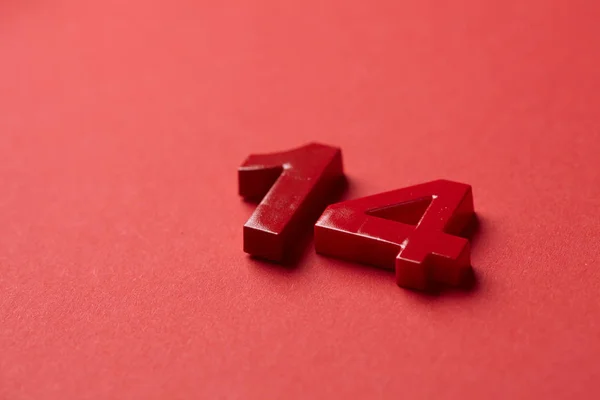 Sevgililer Günü Dekoratif Sayılar Kırmızı Zemin Üzerine — Stok fotoğraf