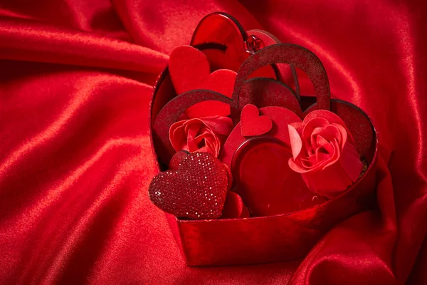 バレンタインデーのための美しい赤い装飾クローズ アップ — ストック写真