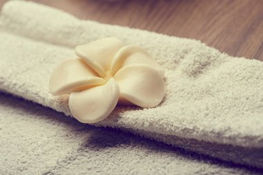Beyaz saf havluda, spa konsept çiçek