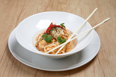 Tagliatelle mantarlı karides ve maydanoz beyaz tabakta yakın çekim  