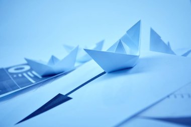 el yapımı kağıt tekne mavi zemin üzerine 