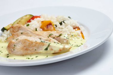 Beyaz tabakta pilavlı tavuk yakın çekim  