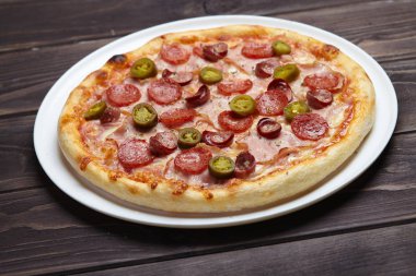 Beyaz tabakta lezzetli pizza yakın çekim 