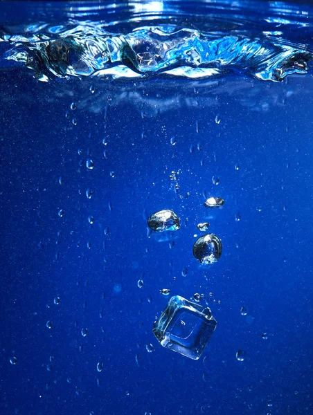 Крижаний Куб Падає Воду Крупним Планом — стокове фото