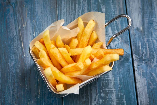 Papas Fritas Doradas Canasta Hierro —  Fotos de Stock