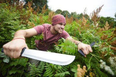 adam onun yol çalılık yoluyla pala ile