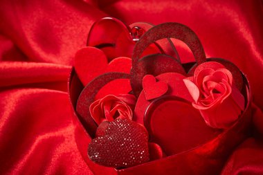 Sevgililer günü, güzel kırmızı süslemeleri yakın çekim