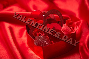 Sevgililer günü, güzel kırmızı süslemeleri yakın çekim