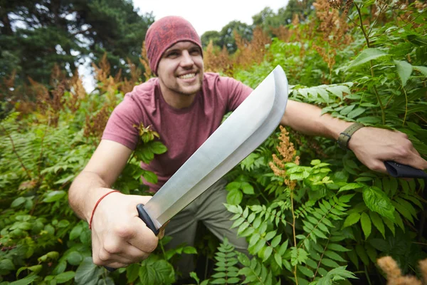 Uomo Con Machete Facendo Sua Strada Attraverso Boscaglia — Foto Stock