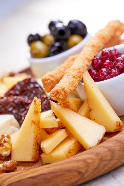 Plato Queso Con Aceitunas Sobre Fondo Madera Blanca Primer Plano —  Fotos de Stock