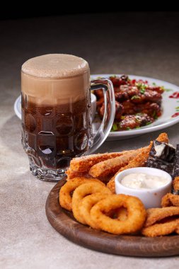 Ahşap masa üzerinde meze ile filtre uygulanmamış bira bira servis