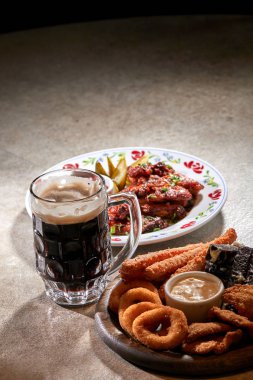 Ahşap masa üzerinde meze ile filtre uygulanmamış bira bira servis