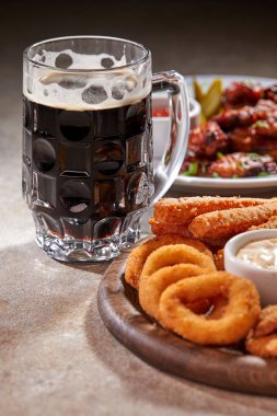 Ahşap masa üzerinde meze ile filtre uygulanmamış bira bira servis