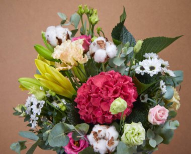 Güzel buket çiçek bej renkli arka plan üzerinde yakın çekim 