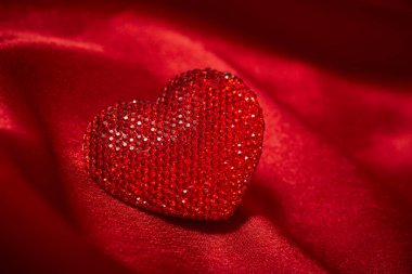 Sevgililer günü, güzel kırmızı dekoratif kalp yakın çekim