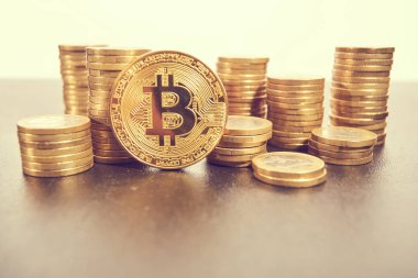Altın bitcoins destesi