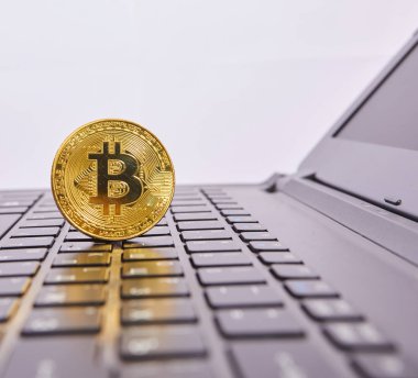 klavye, kripto para birimi kavramı üzerinde altın bitcoin