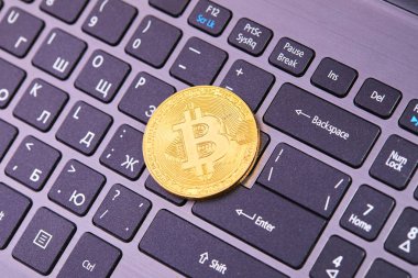 klavye, kripto para birimi kavramı üzerinde altın bitcoin