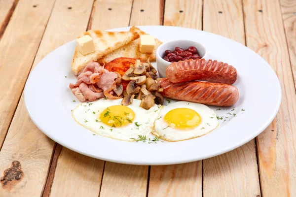 Frühstück Mit Wurst Auf Weißem Teller Nahaufnahme — Stockfoto