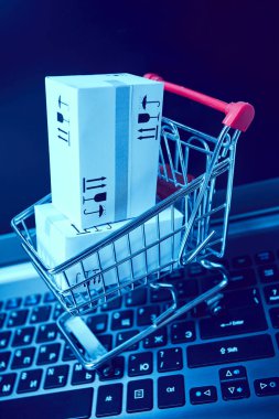 alışveriş sepeti laptop klavye üzerinde teslim ambalaj kutuları