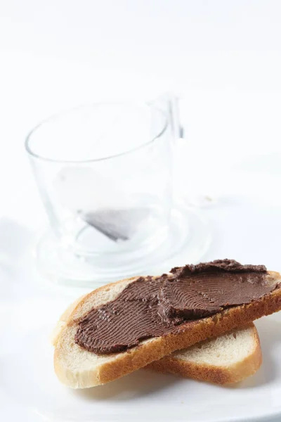 Brood Met Chocolade Crème Witte Plaat Close — Stockfoto