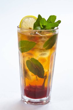 taze yaz limonata beyaz arka plan üzerinde izole cam 