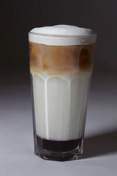 Latte Macchiato Con Jarabe Vidrio Sobre Fondo Madera Primer Plano —  Fotos de Stock