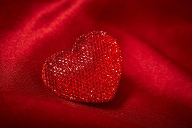 Sevgililer günü, güzel kırmızı dekoratif kalp yakın çekim