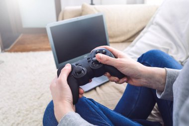 oyun çubuğu denetleyicileri süre iskambil video spor evde tutan adam