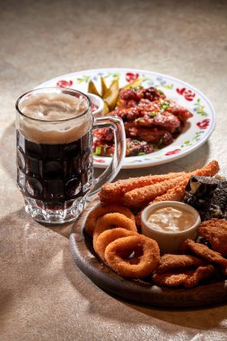 Ahşap masa üzerinde meze ile filtre uygulanmamış bira bira servis