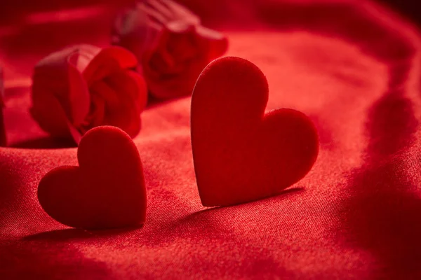 Beaux Cœurs Décoratifs Rouges Pour Saint Valentin Sur Beau Tissu — Photo