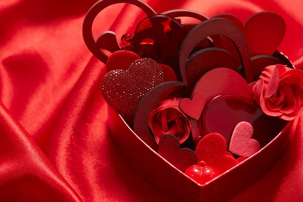 Decorações Dia Dos Namorados Com Corações Tecido Seda Vermelha — Fotografia de Stock