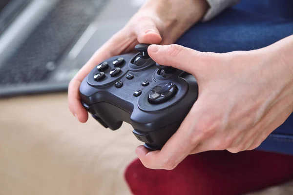 Homem Segurando Controladores Joystick Enquanto Joga Jogos Vídeo Casa — Fotografia de Stock