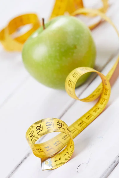 Apple Measuring Tape Wooden Table Close Diet Concept — Stock Photo, Image