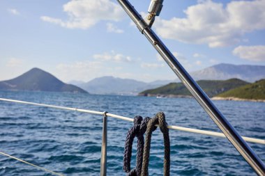 güneşli gün denizde yüzen yat