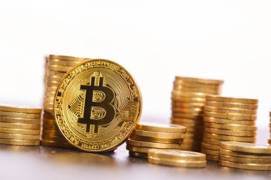 Altın bitcoins destesi