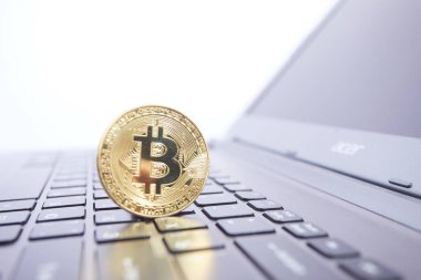 klavye, kripto para birimi kavramı üzerinde altın bitcoin