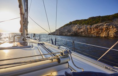 güneşli gün denizde yüzen yat