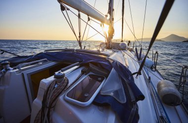 güneşli gün denizde yüzen yat